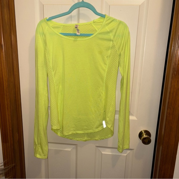 Under Armour Women’s Yellow Long Sleeve running Shirt Medium Athletic - Picture 3 of 8